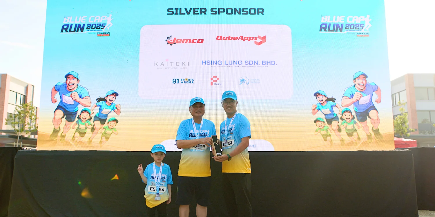 CEO Mr Alex FoCEO Mr Alex Fong representatives receiving appreciation on stage as a proud sponsor of the Blue Cap Run 2025, organized by Yayasan MR DIYng representatives receiving appreciation on stage as a proud sponsor of the Blue Cap Run 2025, organized by Yayasan MR DIY