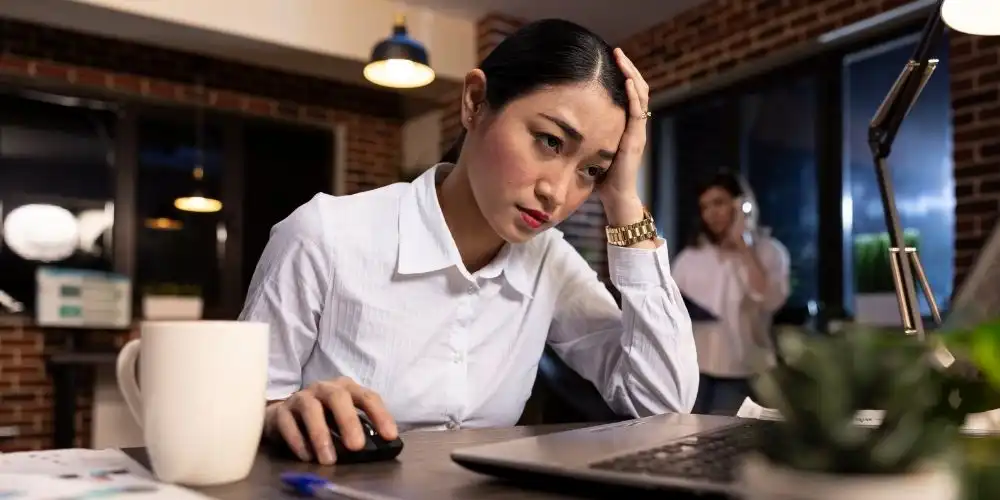 Business employee overwhelmed by daily IT issues in a modern SME office without professional IT support