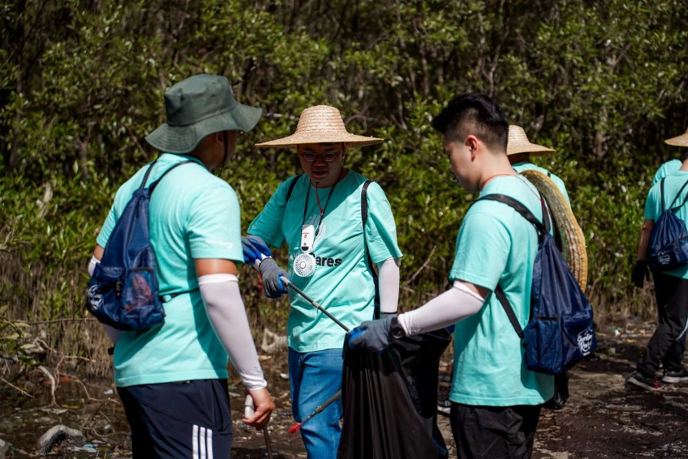 QubeApps volunteers working together during the coastal clean-up QubeApps volunteers working together during the coastal clean-up